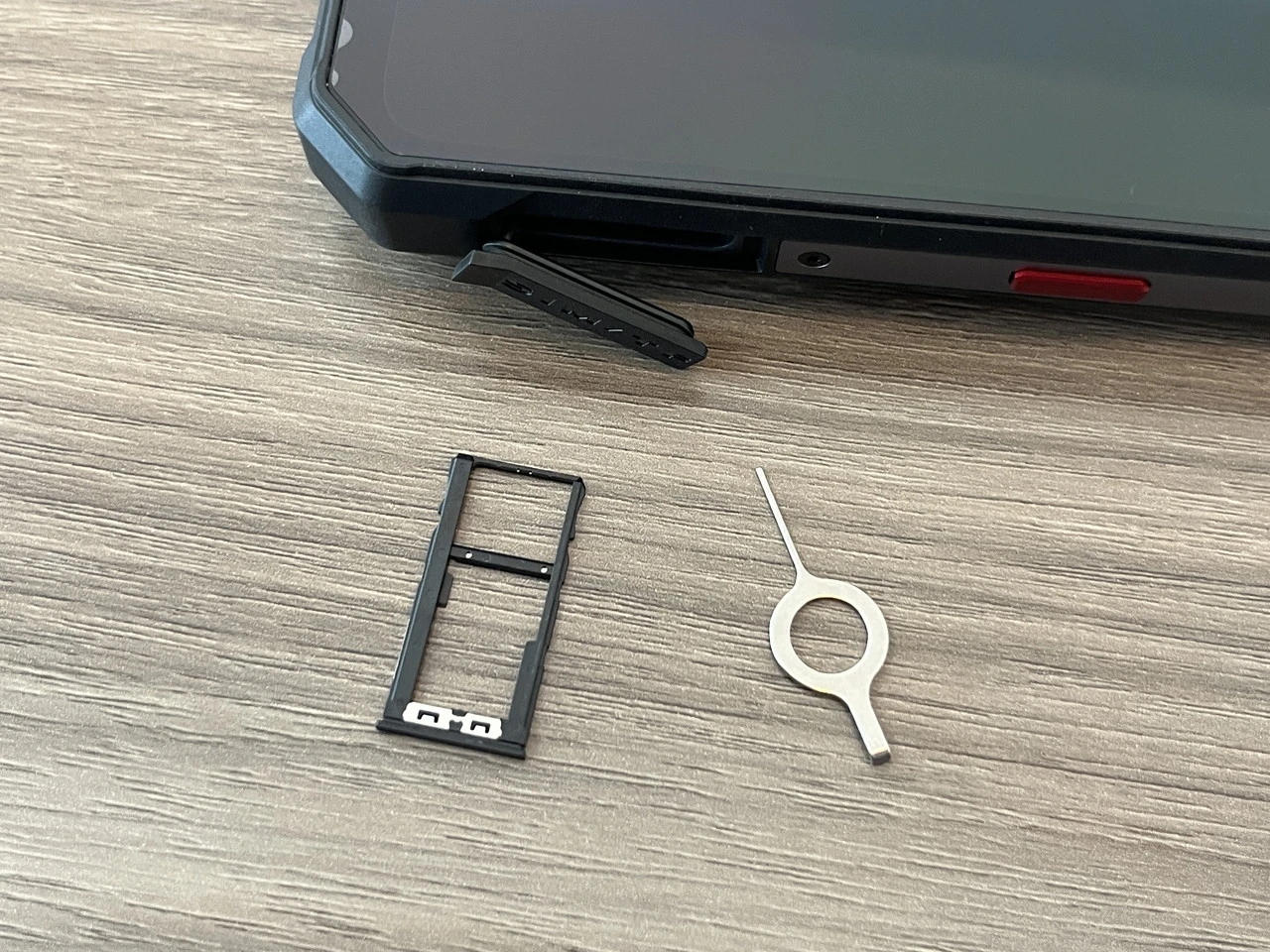 カードスロットを取り出した様子