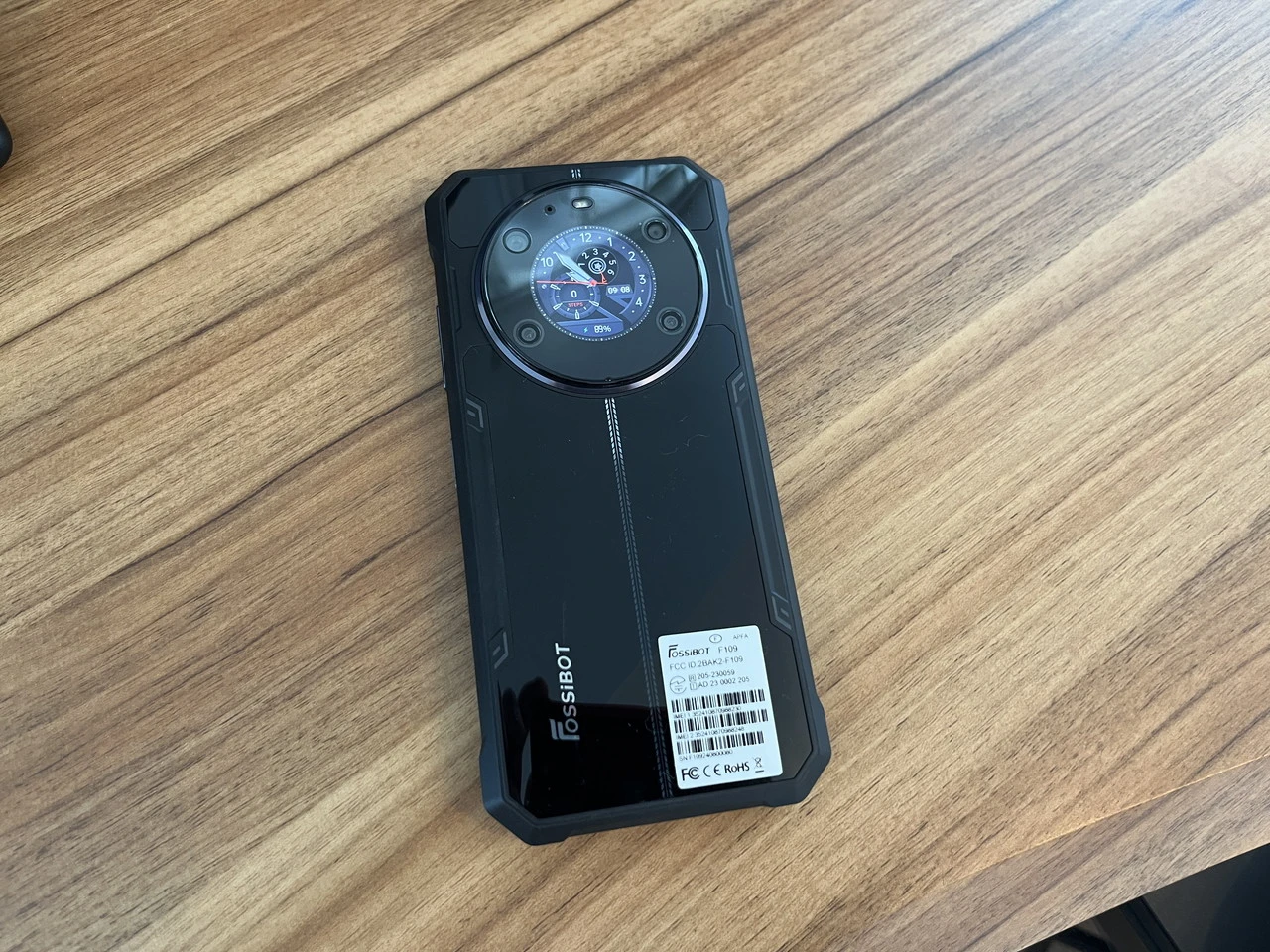 背面セカンダリースクリーンが点灯している様子