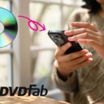 女性が操作しているスマホにDVDをインストールするイメージ