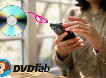 女性が操作しているスマホにDVDをインストールするイメージ