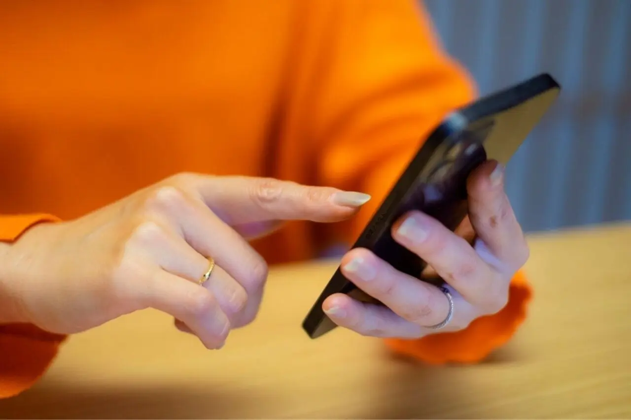 スマホを操作している人物