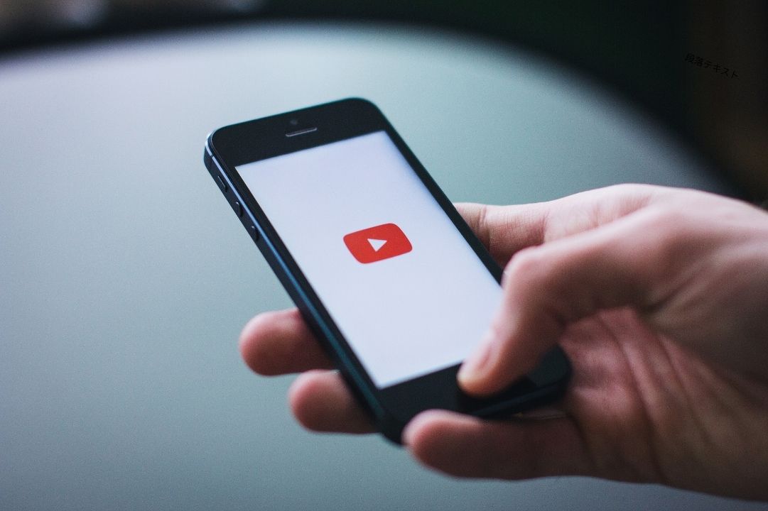 スマホにYouTubeのロゴを表示している様子